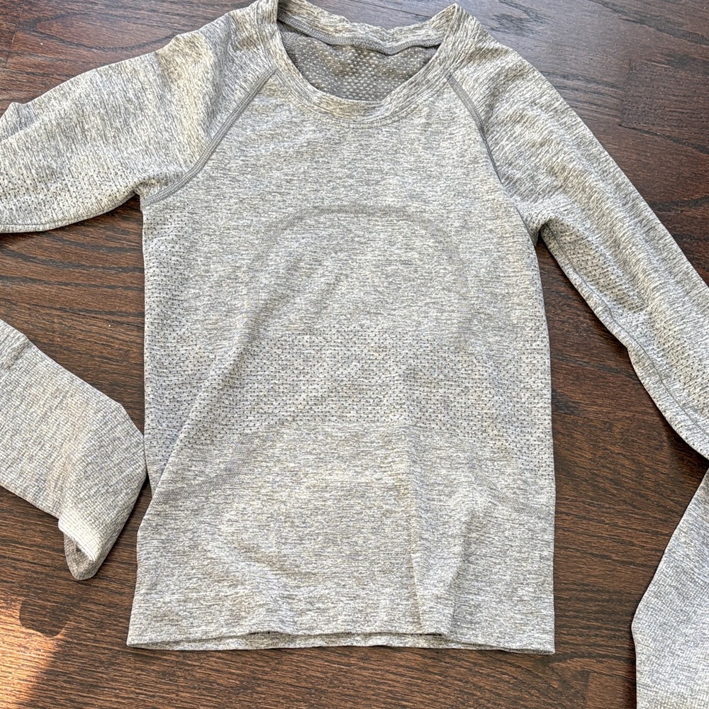 Lululemon Athletica Gray Swiftly Tech Long-Sleeve
Shirt 2.0 *Race Length